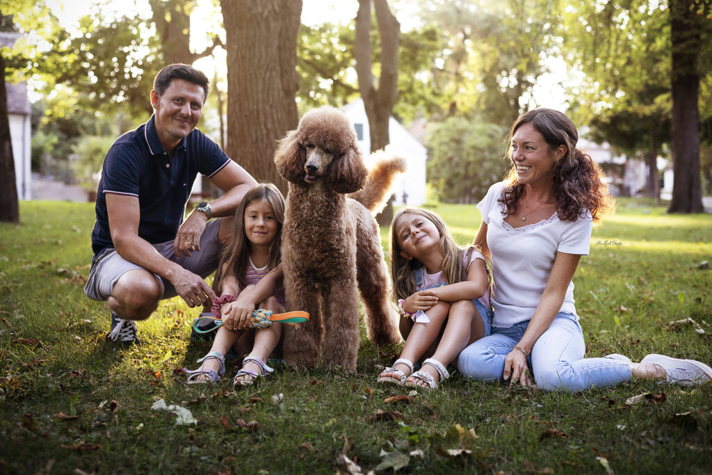 Familie Seewald und Ally auf einer Wiese